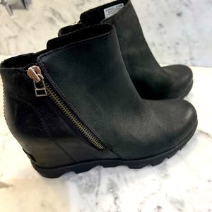 Sorel Joan of Arctic wedge boot zipper black 9 worn twice comfortable